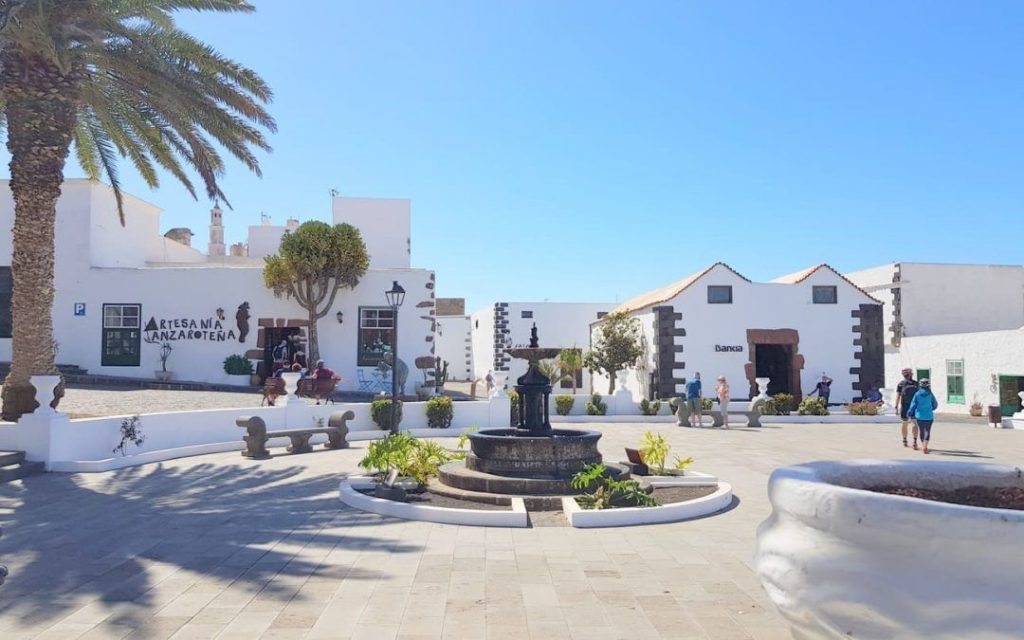 imagen de teguise en lanzarote, una plaza preciosa con casas blancas y gente paseando