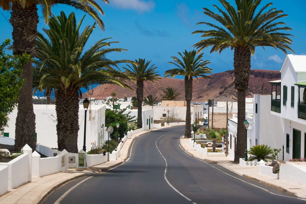 imagen del pueblo tinajo en lanzarote, se ven palmeras y casas blancas