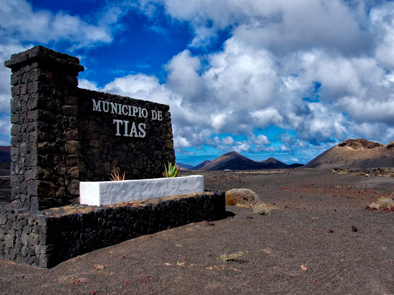 tias lanzarote tfno taxi reservar imagen muro de piedra en municipio tias lanzarote